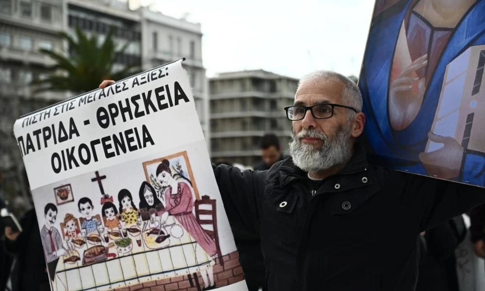 Συναγερμός στα κομματικά επιτελεία για τα.. χαστούκια και τους αφορισμούς πολιτικών σε ναούς ενόψει του Πάσχα